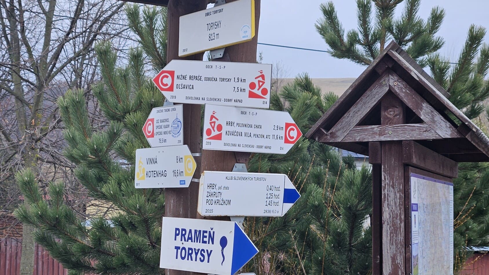 1_turistický smerovník v centre obce Torysky pri zastávke SAD 14 a pol do Levoče